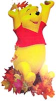 Winnie joue avec les feuilles