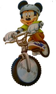 Mickey fait du VTT